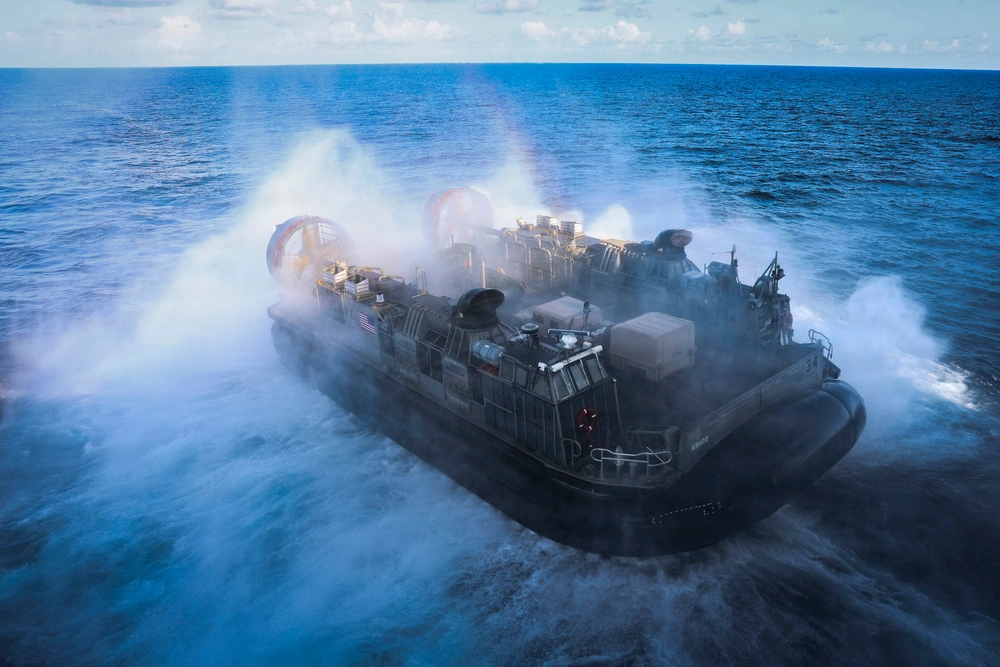 25 11 5 amphibious ops lcac support our troops inc.avif