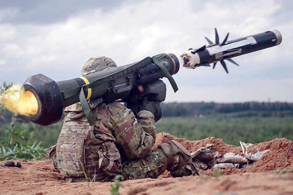 THE JAVELIN CLOSE COMBAT MISSILE SYSTEM 