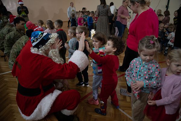 Swietoszow, Poland. (December 21, 2023): In this photo by Sergeant Demetrysean Lewis, Specialist Jack Lingenfelter
